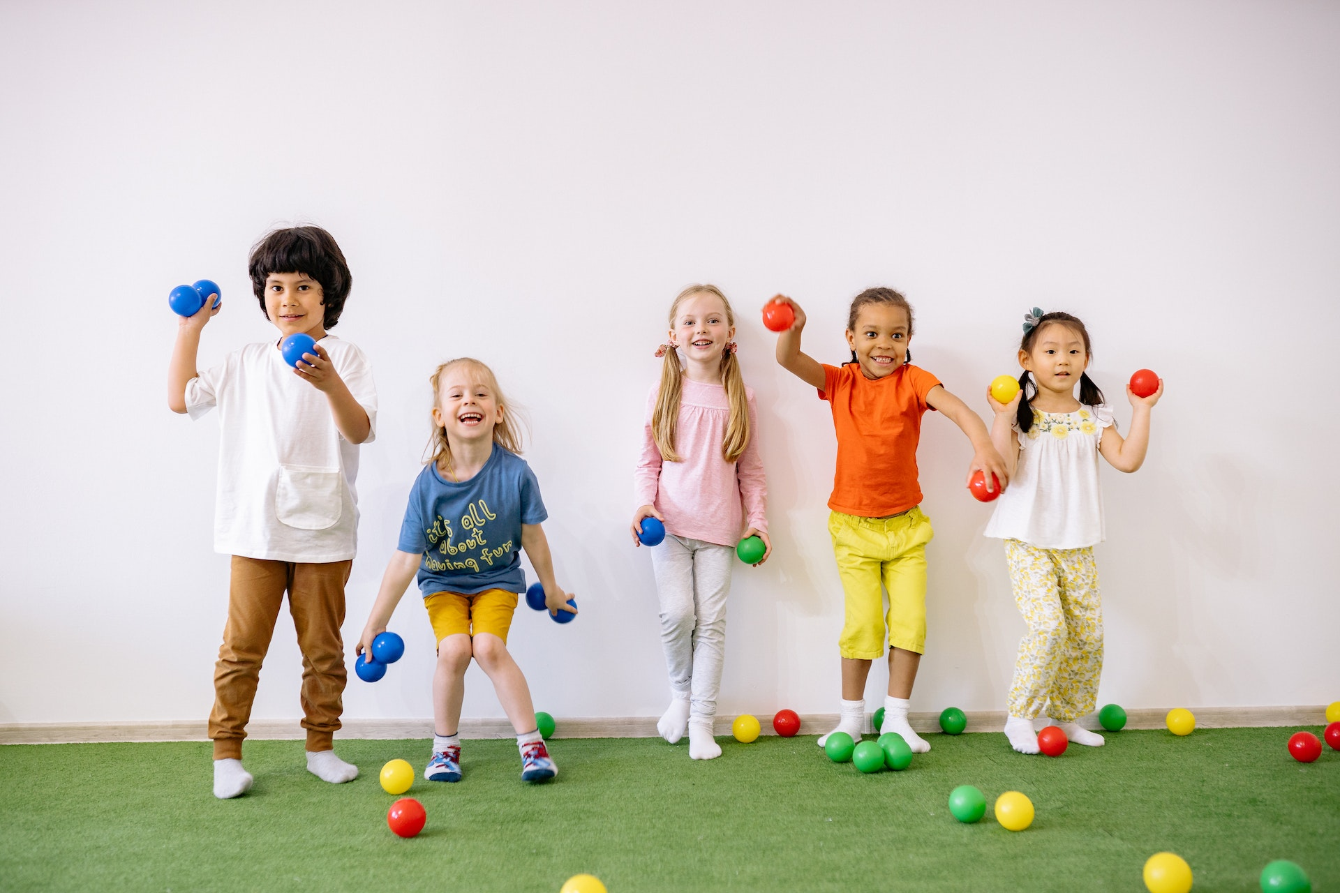 Idées de jeux d’eau pour les enfants en intérieur et en extérieur